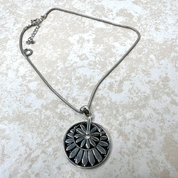 Silver Tone Black Enamel Flower Medallion Pendant Choker Necklace 15.5-18" - Picture 3 of 6